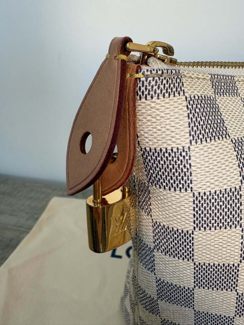 Louis Vuitton Damier Azur Totally MM Tote – Authentic w/ Receipt, Lock & Keys - Picture 5 of 13